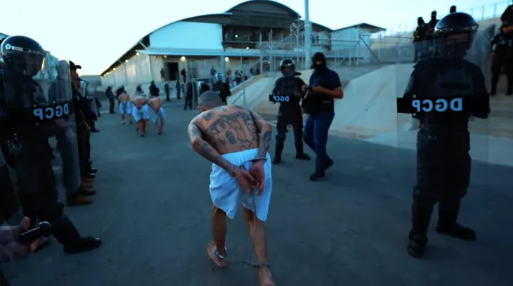 인권 침해로 악명 높은 엘살바도르의 갱단 전용 교도소 ‘세코트’(CECOT)에서 한 수감자가 두 손 두 발을 동시에 묶는 수갑을 찬 채 엉거주춤한 자세로 뛰어서 이동하고 있다. 유튜브 채널 ‘Joe HaTTab’ 캡처