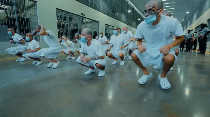 인권 침해로 악명 높은 엘살바도르의 갱단 전용 교도소 ‘세코트’(CECOT)에서 수감자 30여명이 하루에 30분씩 허용된 운동 시간에 교도관의 지시에 따라 단체로 ‘토끼뜀’을 하고 있다. 유튜브 채널 ‘Joe HaTTab’ 캡처