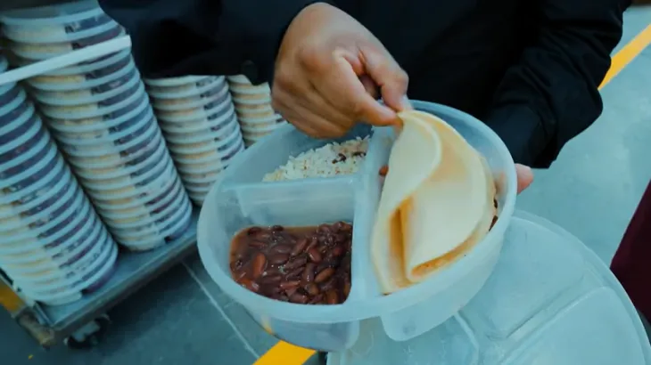 인권 침해로 악명 높은 엘살바도르의 갱단 전용 교도소 ‘세코트’(CECOT)에서 재소자들에게 배급되는 식사. 콩과 쌀, 전병으로만 이뤄져 있다. 유튜브 채널 ‘Joe HaTTab’ 캡처