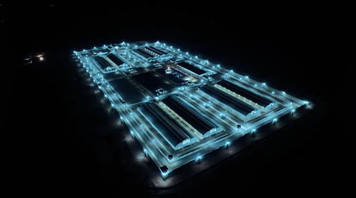 한밤중에도 조명을 환하게 밝힌 엘살바도르의 갱단 전용 교도소 ‘세코트’(CECOT) 전경. 유튜브 채널 ‘Joe HaTTab’ 캡처