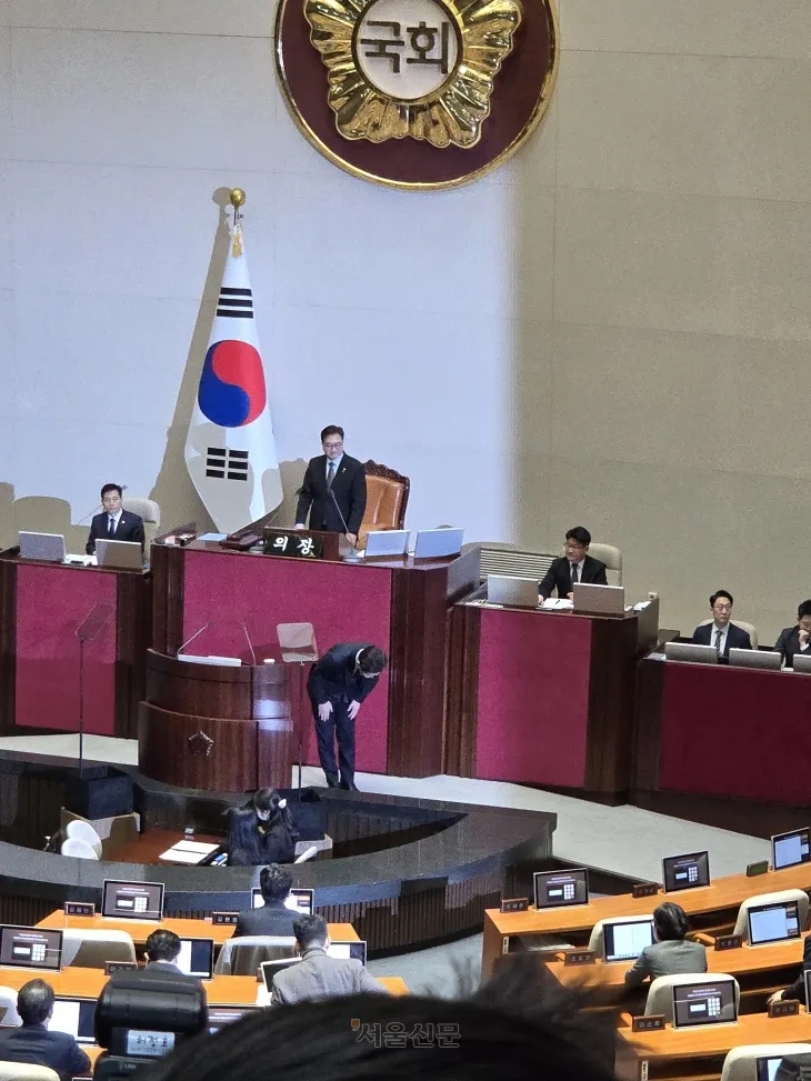 국민의힘 의원 향해 먼저 허리 숙인 이재명 더불어민주당 대표