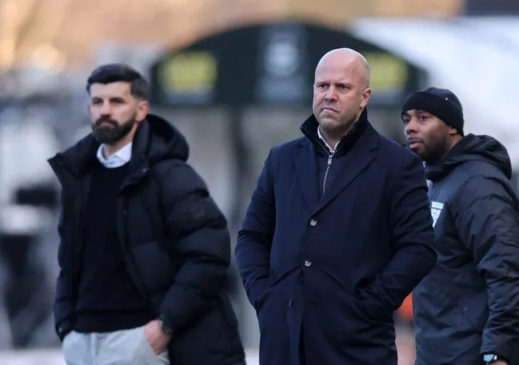 아르네 슬롯 리버풀 감독이 10일(한국시간) 영국 플리머스의 홈 파크에서 열린 2024~25 FA컵 4라운드(32강) 플리머스와의 원정 경기에서 답답한 표정을 짓고 있다. 왼쪽은 미론 무슬리치 플리머스 감독. 로이터 연합뉴스