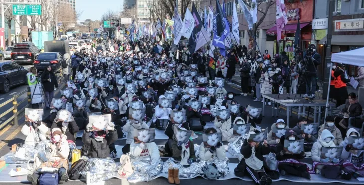 동덕여대 재학생연합 학생들이 9일 서울 종로구 동덕빌딩 앞에서 ‘민주동덕에 봄은 오는가’ 집회를 열고 있다. 2025.2.9 뉴스1