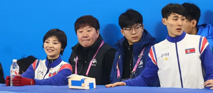 북한 피겨스케이팅 국가대표 렴대옥, 한금철이 2025 하얼빈 동계아시안게임 쇼트 프로그램 일정을 하루 앞둔 10일 중국 하얼빈의 헤이룽장 빙상훈련센터에서 훈련하며 밝게 웃고 있다. 하얼빈 연합뉴스