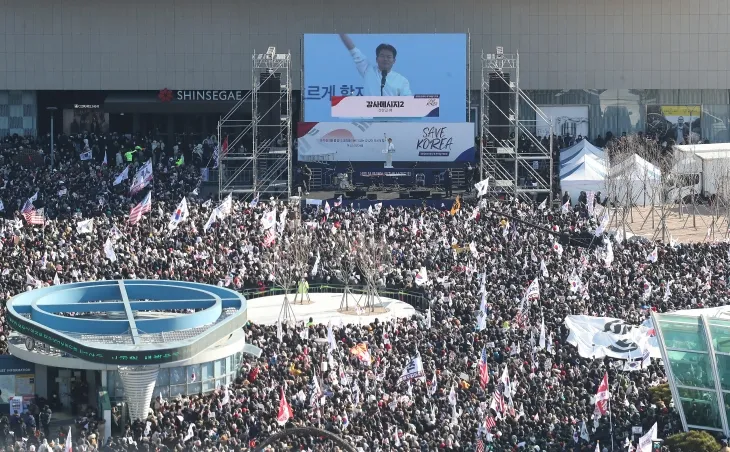 한국사 ‘일타강사’ 전한길이 8일 오후 대구 동구 동대구역 광장에서 열린 ‘세이브코리아 국가비상기도회’를 찾아 연설하고 있다. 2025.2.8. 뉴스1