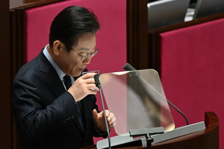 이재명 더불어민주당 대표가 10일 국회 본회의 교섭단체 대표 연설 시작 전 물을 마시고 있다. 2025.2.10 홍윤기 기자