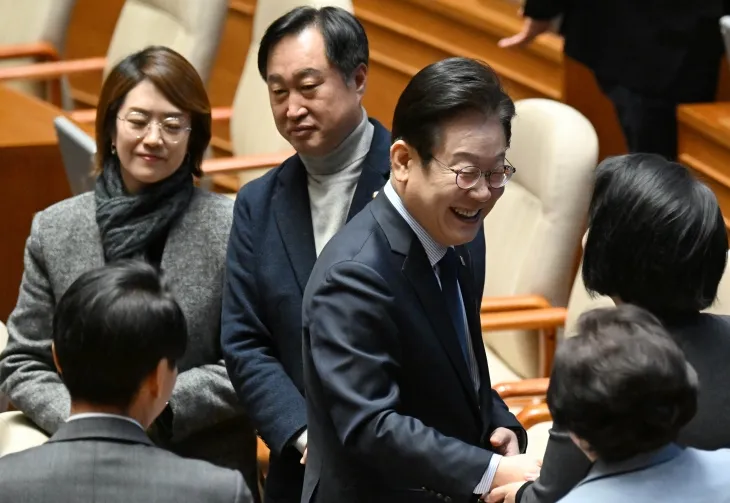 이재명 더불어민주당 대표가 10일 국회 본회의에서 교섭단체 대표 연설을 마친 후 동료 의원들과 인사를 나누고 있다. 2025.2.10 홍윤기 기자