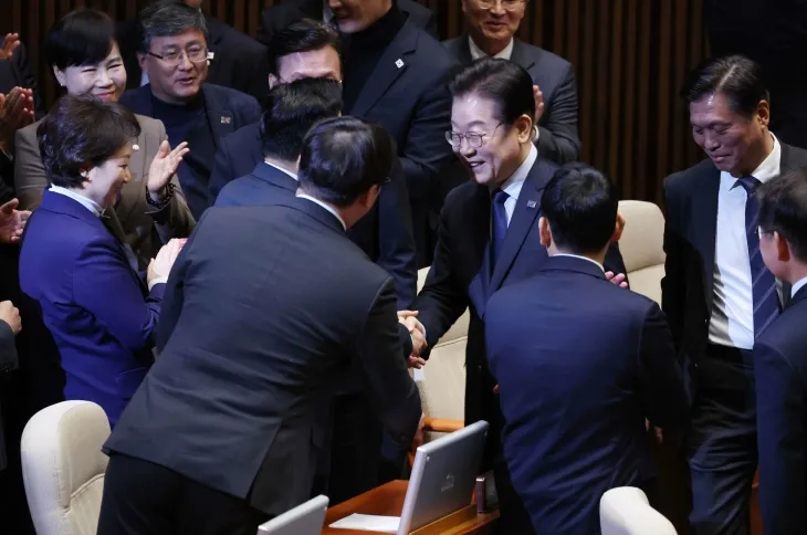 이재명 더불어민주당 대표가 10일 국회 본회의에서 교섭단체 대표 연설을 마친 후 동료 의원들과 인사를 나누고 있다. 2025.2.10 홍윤기 기자