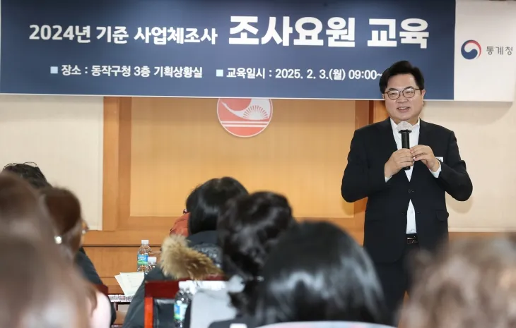 박일하 서울 동작구청장이 사업체조사 조사요원들과 대화하고 있다. 동작구 제공