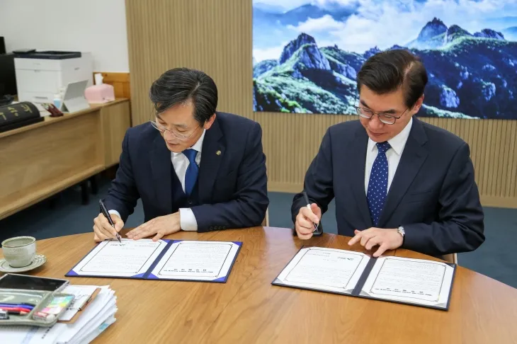 영암군이 6일 (재)전남창조경제혁신센터와 영암 빈 상가 채움 프로젝트 업무협약을 하고 있다.