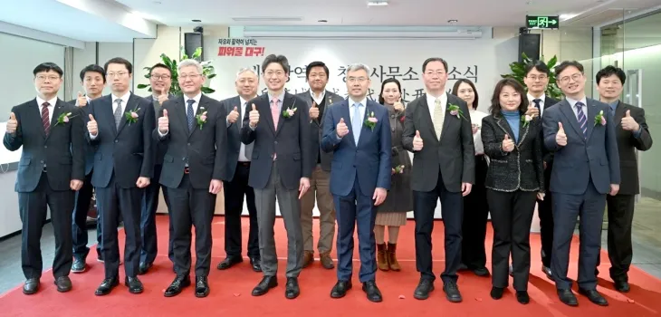 정장수 대구시 경제부시장(앞줄 왼쪽 네 번째)이 10일 중국 쓰촨성 청두에서 열린 ‘대구시 청두사무소’ 개소식에 참석해 한중 양국 내빈들과 기념촬영을 하고 있다. 대구시 제공