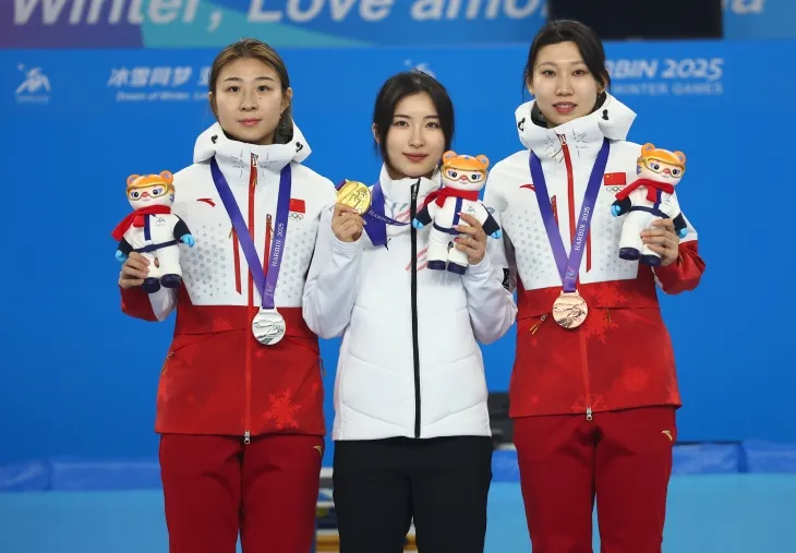 한국 쇼트트랙 국가대표 김길리가 8일 중국 하얼빈 헤이룽장 빙상훈련센터에서 열린 2025 하얼빈동계아시안게임 여자 1500m 시상식에서 은메달, 동메달을 딴 중국 선수 사이에서 기뻐하고 있다. 하얼빈 연합뉴스