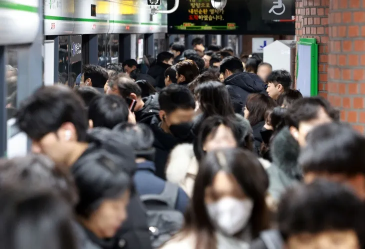 서울 시청역에서 시민들이 두툼한 옷으로 중무장을 한 채 출근길을 재촉하고 있다. 2025.2.7 연합뉴스