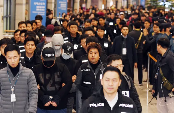 필리핀으로 도피한 한국인 범죄 피의자 47명이 인천공항을 통해 입국하고 있다. 서울신문DB