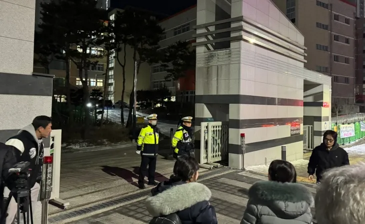 10일 대전의 한 초등학교에서 교사가 학생을 흉기로 찔러 살해하는 사건이 발생했다. 이 교사는 범행 직후 자신에게도 흉기를 휘둘러 병원에서 치료받고 있다. 사건이 발생한 초등학교 정문에서 경찰이 출입을 통제하고 있다. 대전 뉴스1