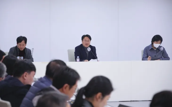 강 시장이 지난해 12월 4일 새벽 시청 중회의실에서 광주시의회, 광주 5개 자치구, 5·18단체, 광주지역 시민사회단체 및 종교단체 대표자들과 ‘광주 비상계엄 무효선언 연석회의’에 참석해 회의하고 있다.  광주시 제공