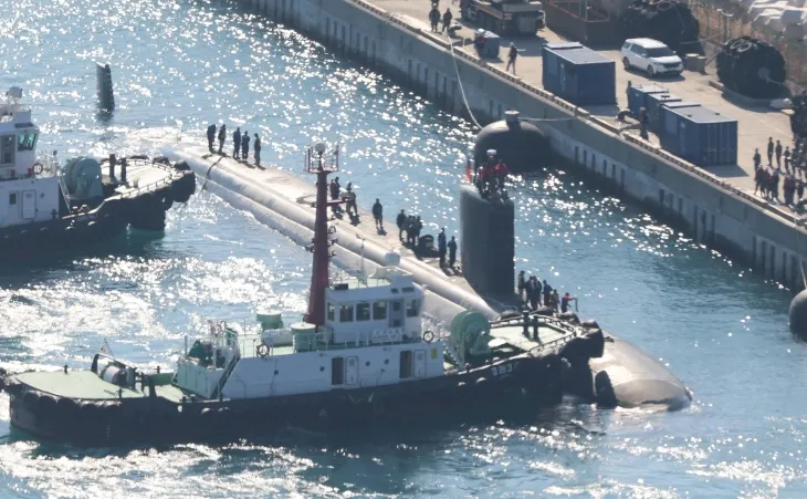 미국 해군 로스앤젤레스급 핵 추진 잠수함 알렉산드리아함(SSN-757·6900t급)이 10일 오전 부산 남구 해군작전사령부 부산작전기지에 입항하고 있다. 1991년에 취역, 국내에 처음 입항하는 이 잠수함은 길이 110m, 폭 10m, 승조원 140여명 규모다. 2025.2.10 연합뉴스