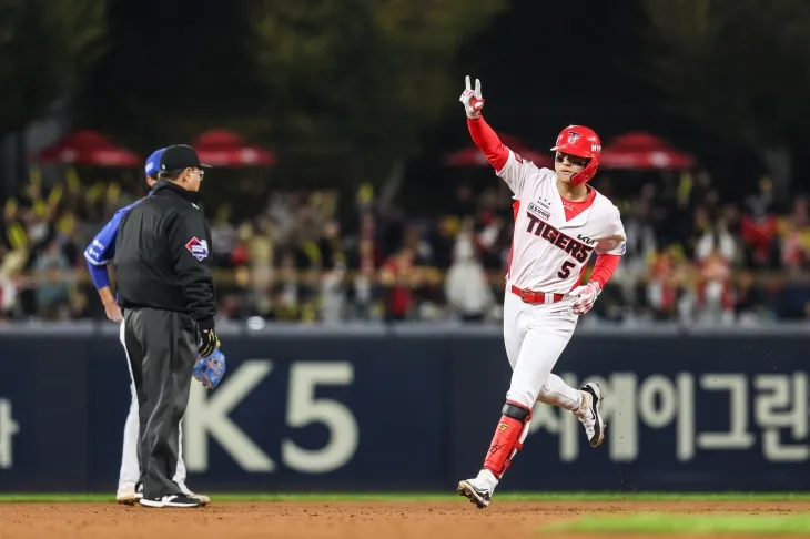 KIA 타이거즈 김도영이 지난해 10월 23일 광주 기아챔피언스필드에서 열린 2024 KBO 한국시리즈 삼성 라이온즈와의 홈 경기에서 홈런을 친 뒤 세레머니하고 있다. KIA 타이거즈 제공