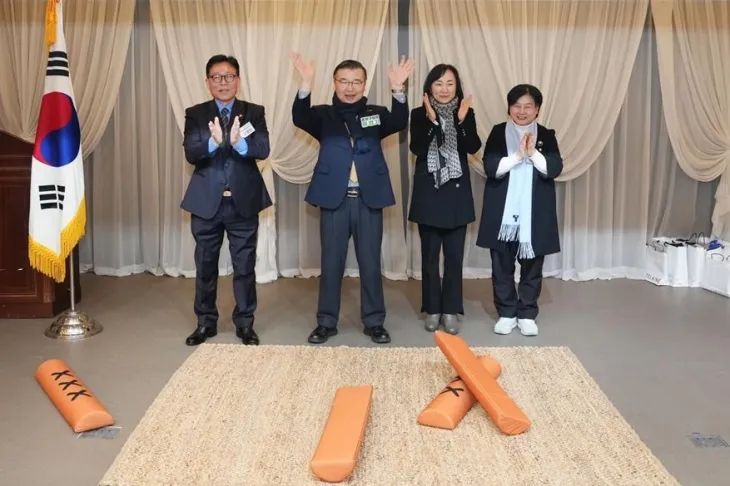 지난 8일 지역 주민들과 함께 윷놀이 한마당을 펼친 이영실 의원