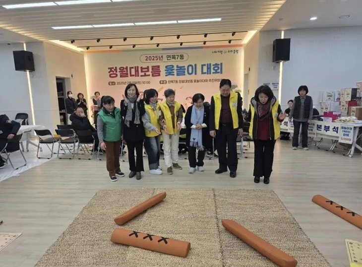 지난 8일 지역 주민들과 함께 윷놀이 한마당을 펼친 이영실 의원