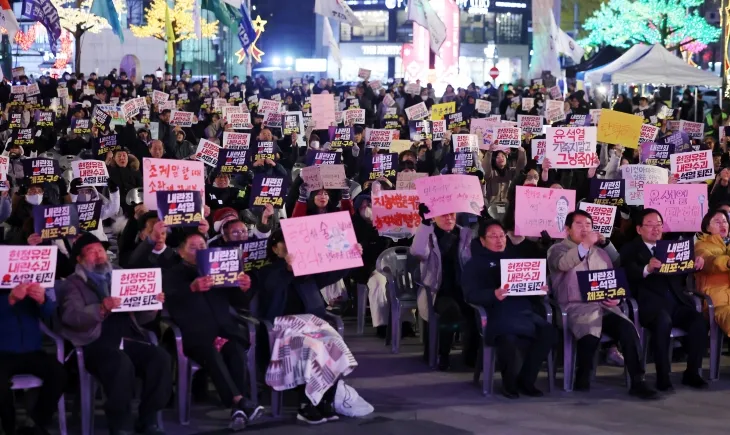 5일 오후 광주 동구 5·18 민주광장에서 ‘윤석열 정권 퇴진 광주 비상행동’의 집회가 열리고 있다. 2024.12.5 연합뉴스