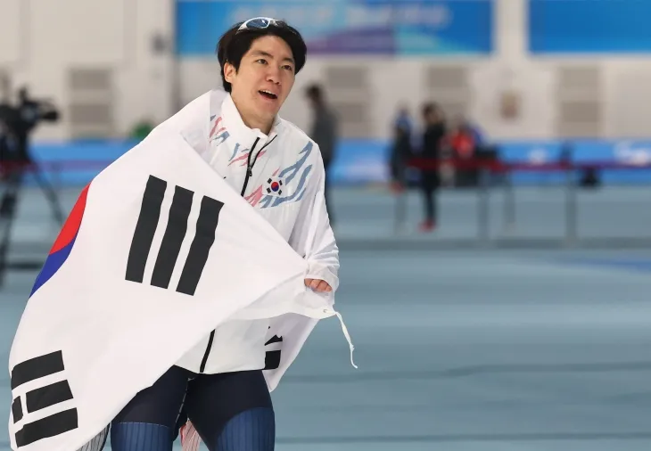 한국 스피드스케이팅 국가대표 차민규가 11일 중국 하얼빈 헤이룽장 빙상훈련센터 스피드스케이팅 오벌에서 열린 동계아시안게임 남자 1000m 결선에서 2위를 차지한 뒤 태극기를 두르고 기뻐하고 있다. 하얼빈 연합뉴스