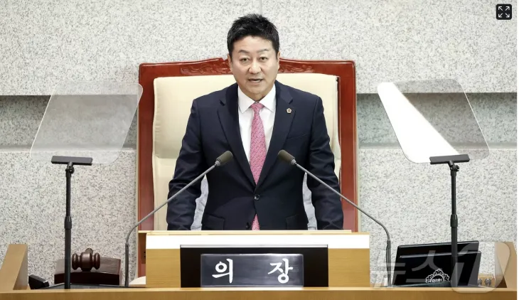 김진경 경기도의회 의장이 11일 열린 제382회 임시회 제1차 본회의에서 개회사를 하고 있다. (경기도의회 제공)