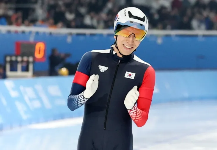 한국 스피드스케이팅 국가대표 이승훈이 11일 중국 하얼빈 헤이룽장 빙상훈련센터 스피드스케이팅 오벌에서 열린 2025 하얼빈 동계아시안게임 팀 추월 결선에서 정재원, 박상언과 은메달을 따낸 뒤 기뻐하고 있다. 하얼빈 뉴스1