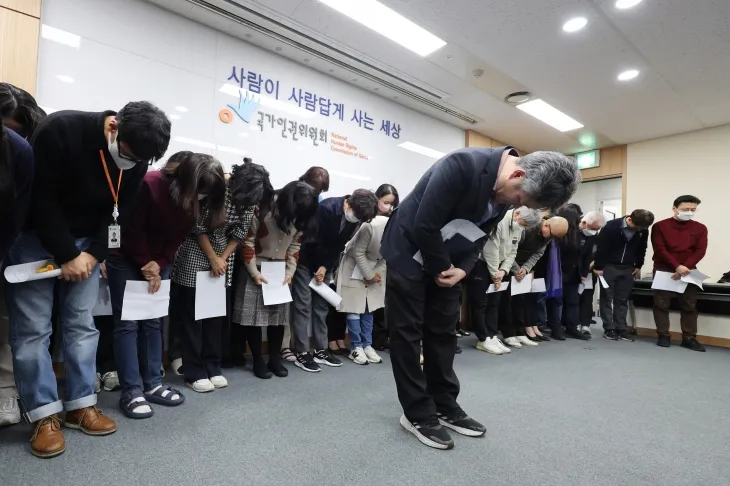 국가인권위원회 문정호 노조위원장 및 직원들이 11일 서울 중구 국가인권위원회에서 윤석열 대통령의 탄핵심판 방어권 보장 권고안 가결 규탄 호소문 발표에 앞서 대중을 향해 사과하고 있다. 연합뉴스