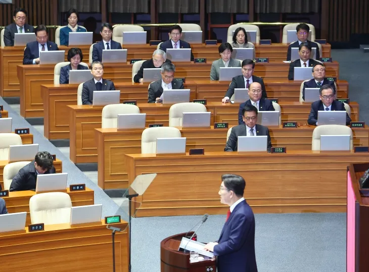 최상목 대통령 권한대행 부총리 겸 기획재정부 장관을 비롯한 국무위원들이 11일 서울 여의도 국회에서 열린 본회의에 참석해 국민의힘 권성동 원내대표의 교섭단체 대표 연설을 듣고 있다. 2025.2.11 연합뉴스