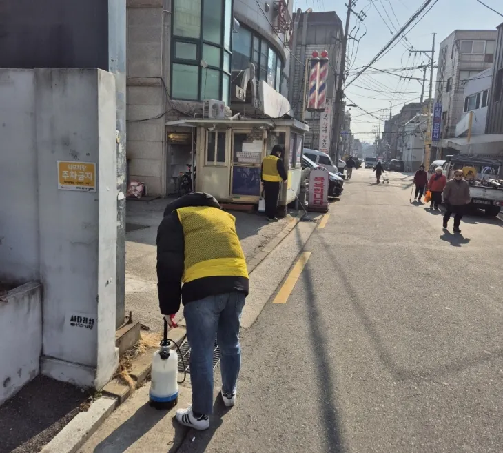 서울 도봉구보건소 방역기동반원들이 목욕탕 주변에서 모기 유충구제 방역 활동을 하고 있다. 도봉구 제공