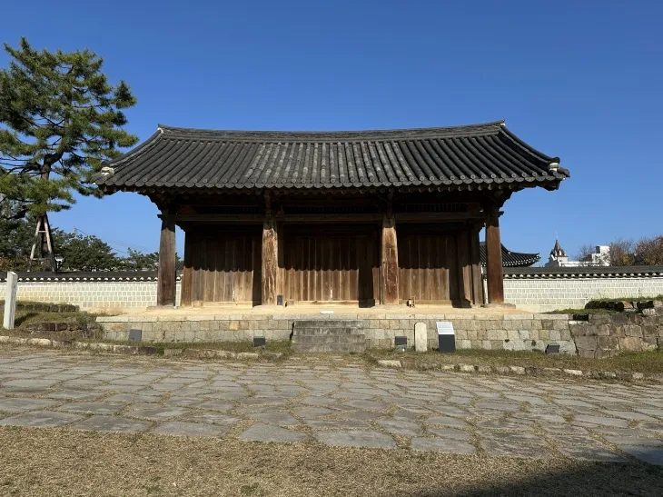 객사로 들어가는 문을 가리키는 강릉 임영관삼문은 배흘림 기둥과 주심포 형식이 웅장한 고려시대 건축물이다.