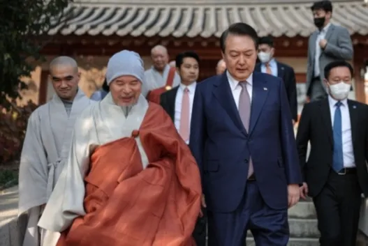 윤석열 대통령이 2022년 11월 8일 오전 불교계 원로들과의 비공개 환담을 위해 서울 강남구 봉은사를 방문해 자승스님과 대화하고 있다. 대통령실 제공