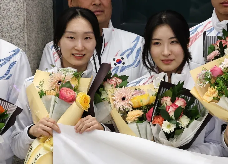 한국 쇼트트랙 국가대표 최민정, 김길리가 10일 인천국제공항을 통해 귀국하며 2026 하얼빈 동계아시안게임 우승 기념 꽃다발을 받고 있다. 뉴스1