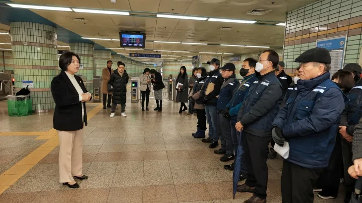 신계용 과천시장이 ‘지하철 역사 통행 불편 개선을 위한 안내 인력 운영’에 하루 앞서 12일 안전과 관련한 당부의 말을 하고 있다. (과천시 제공)