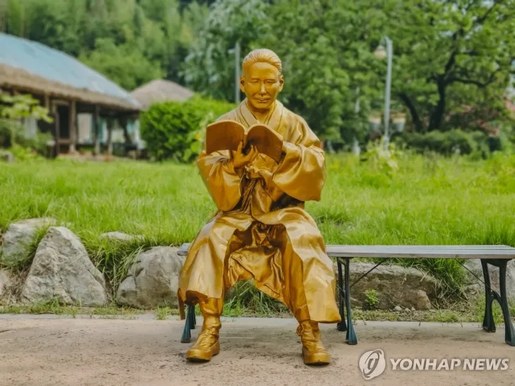 가람 이병기 선생 동상. 연합뉴스