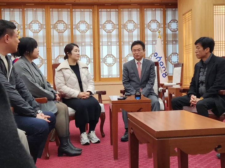 경북 포항지역 청년들과 대화를 나누는 이철우 경북도지사(오른쪽 두번째). 김형엽 기자