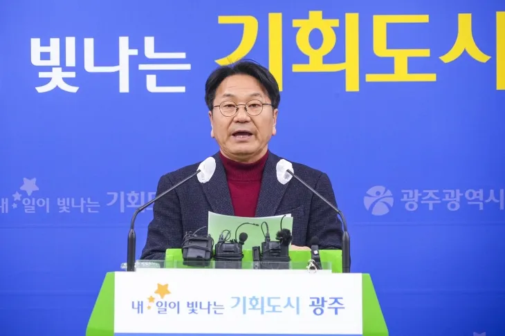 강기정 광주시장이 12일 오후 시청 브리핑룸에서 도시계획조례 관련 긴급브리핑을 하고 있다. 광주광역시 제공