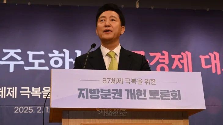 12일 오세훈 서울시장이 국회 도서관강당에서 열린  서울특별시·서울연구원 주최 87체제 극복을 위한 지방분권 개헌 토론회에서 개회사를 하고 있다.  안주영 전문기자