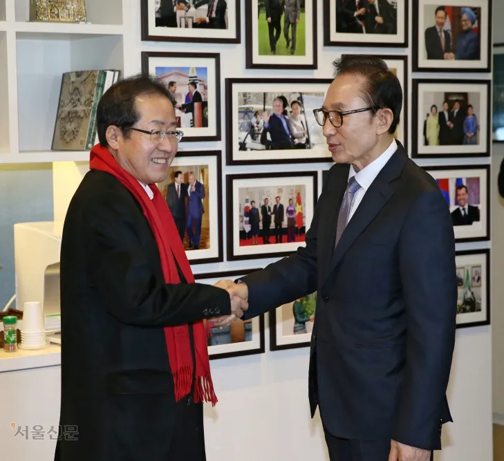 3일 서울 강남구 삼성동에 있는 이명박 전 대통령의 사무실을 찾은 홍준표 자유한국당 대표가 이 전 대통령과 인사를 나누고 있다. 2018. 01. 03. 서울신문DB