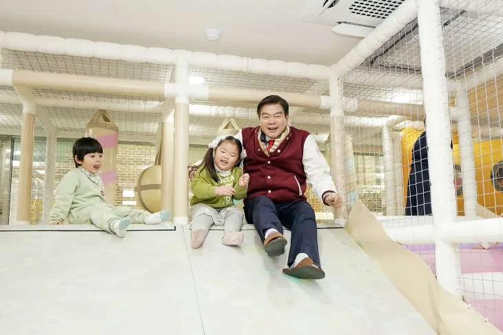 이필형(오른쪽) 서울 동대문구청장이 지난 11일 서울형 키즈카페 회기동점에서 아이들과 함께 사진을 찍고 있다. 동대문구 제공