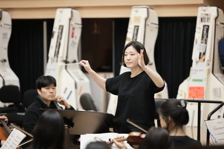 12일 서울 종로구에 있는 서울시립교향악단 연습실에서 지휘자 김유원이 14일 본공연을 앞두고 리허설 공연을 지휘하고 있다. 서울시향 제공