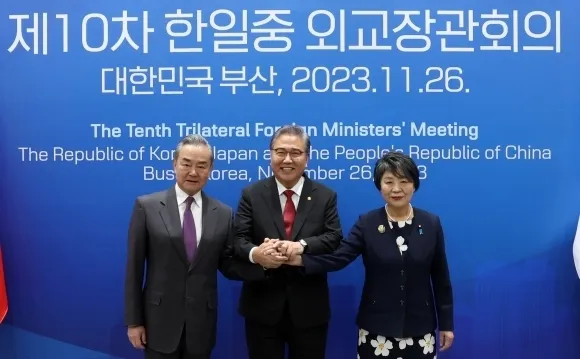 26일 부산 해운대구 누리마루 아시아태평양경제협력체(APEC) 하우스에서 열린 한중일 외교장관 회의에서 왕이(왼쪽부터) 중국 외교부장, 박진 외교부 장관, 가미카와 요코 일본 외무상이 악수하고 있다. 2023.11.26 연합뉴스