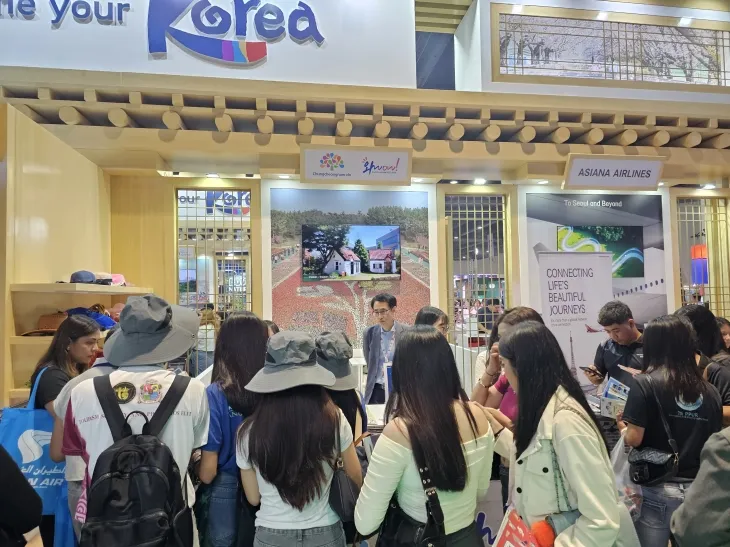 필리핀 마닐라에서 열린 ‘필리핀 트래블투어 엑스포’에 문을 연 충남도 홍보관에 관람객들이 모여있다. 도 제공