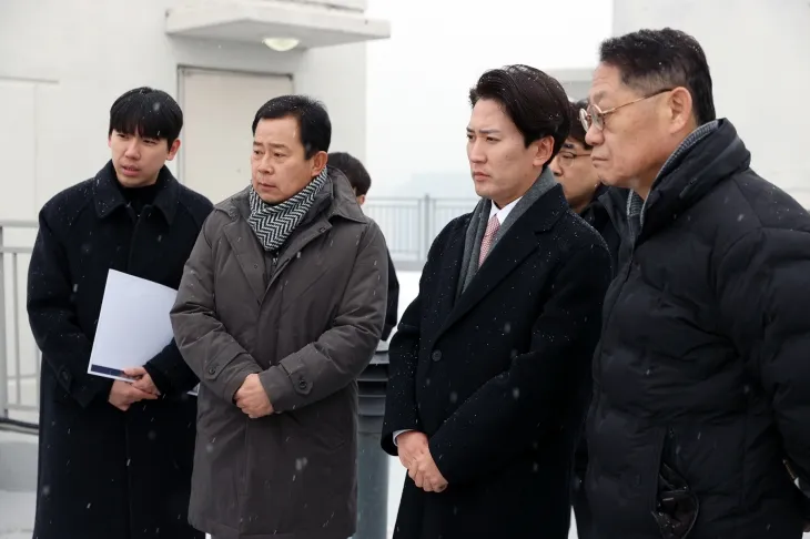 아현동 공공재개발 현장방문을 실시한 이민석 의원(앞줄 오른쪽에서 두 번째)