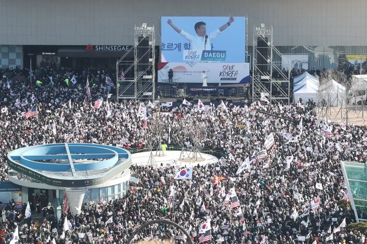 한국사 ‘일타강사’ 전한길씨가 8일 오후 대구 동구 동대구역 광장에서 열린 ‘세이브코리아 국가비상기도회’를 찾아 연설하고 있다. 2025.2.8 뉴스1