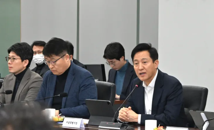 오세훈(오른쪽) 서울시장이 13일 시청에서 열린 ‘시 산하 투자·출연기관 규제 철폐 보고회’에서 모두발언을 하고 있다. 서울시 제공