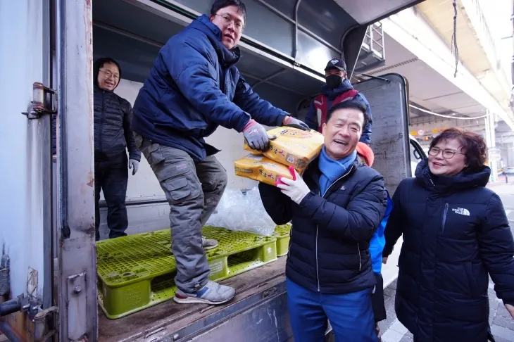 이승로(오른쪽 두 번째) 서울 성북구청장이 지난 11일 월곡2동 주민센터 앞에서 마을 천사 온기나눔 사업 쌀 포대를 나르고 있다. 성북구 제공