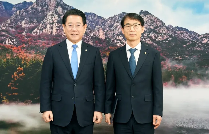 김영록 전남지사가 14일 도청 접견실에서 최광식 신임 감사관에게 임명장을 수여하고 기념촬영을 하고 있다.