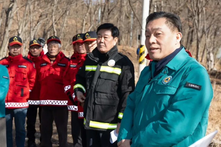 이재준 수원시장이 13일 광교산을 찾아 산불 종사원들을 격려하고 있다. (수원시 제공)